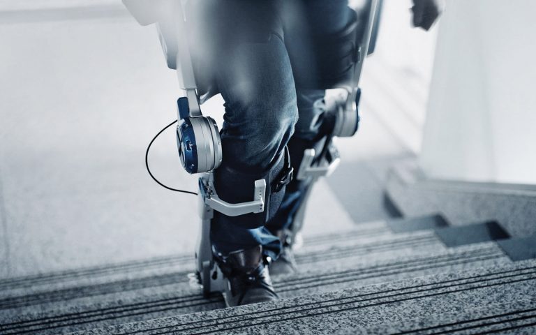 Új típusú mozgássegítő exoskeletonok segíthetnek a járásképtelen embereken